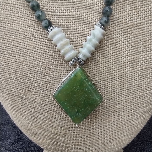 Handmade Vintage Jade and Green Bead Necklace - Picture 2 of 7